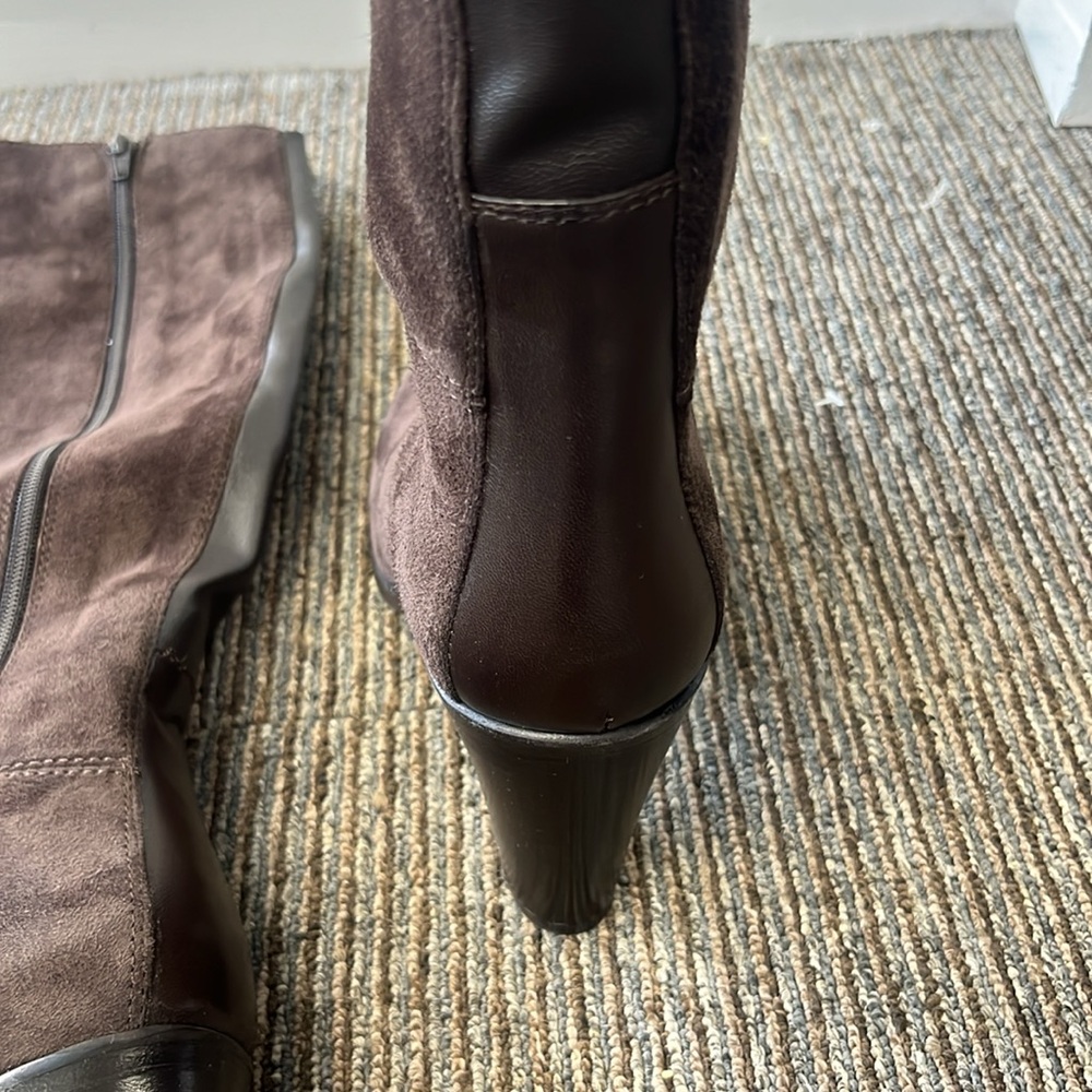 New. Le Pepe brown suede heeled boot with leather strip in back - Picture 6 of 7